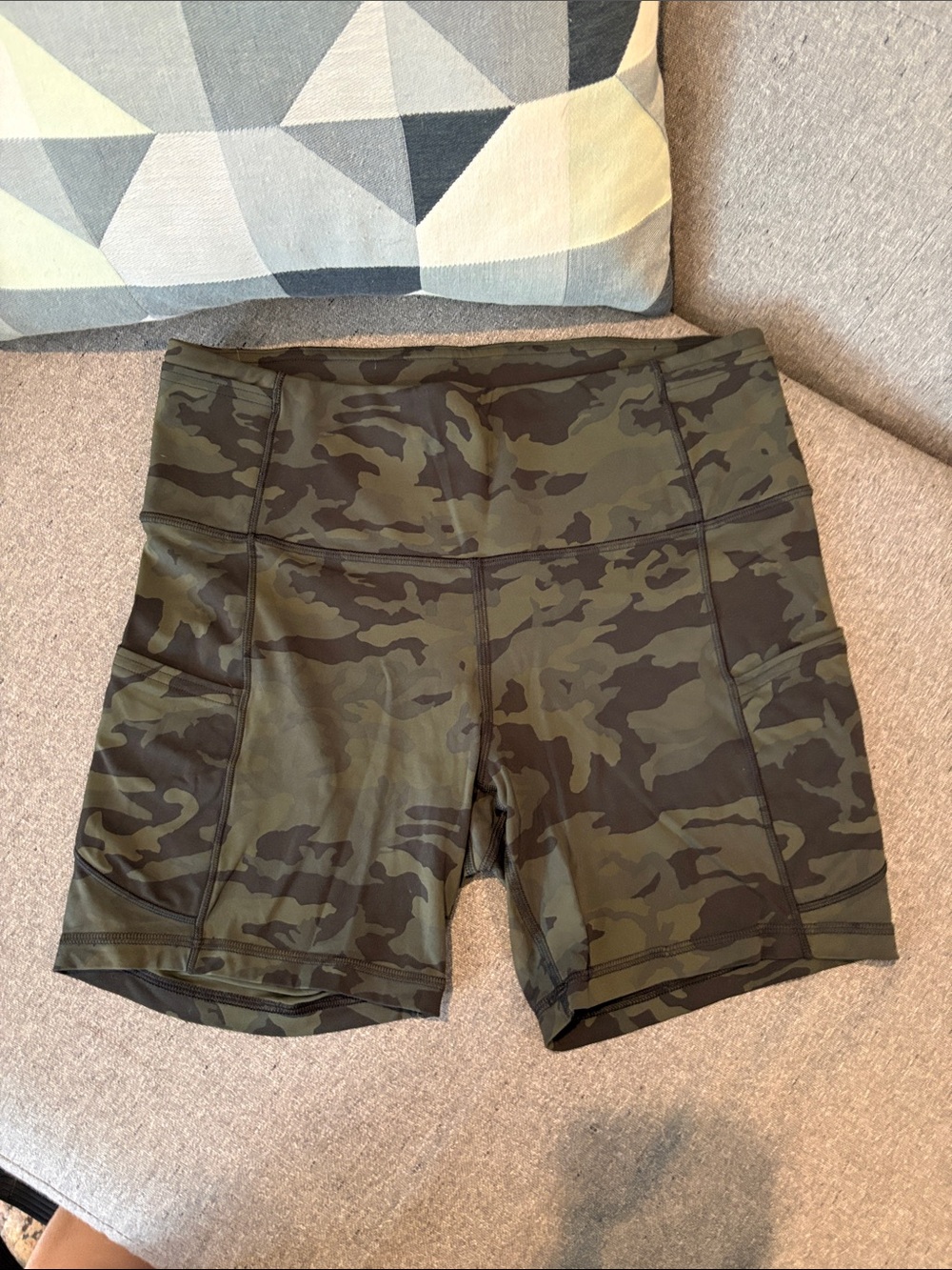 Lululemon Fast and Free High-Rise Short 6" in Incognito Camo Multi Gator Green